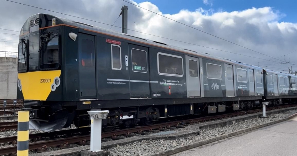 Battery-operated train breaks UK record in Gloucestershire - Vimarsana News