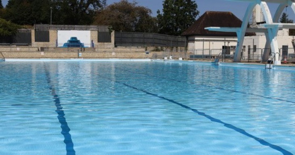 Stratford Park Lido extends opening season
